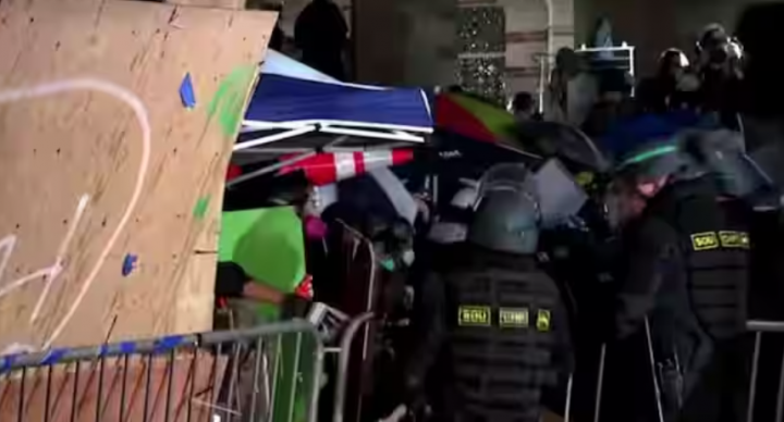 Polisi Bergerak untuk Membongkar Barikade Protes UCLA Gaza
