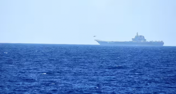 Sebuah helikopter lepas landas dari kapal induk Shandong China, di atas perairan Samudra Pasifik /Reuters