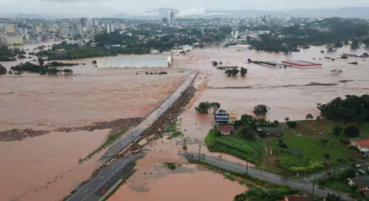 Pemandangan drone menunjukkan daerah yang terkena dampak banjir di Lajeado, negara bagian Rio Grande do Sul, Brasil /Reuters