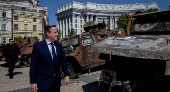 Foto dari 2 Mei 2024 ini menunjukkan Menteri Luar Negeri Inggris David Cameron berjalan melewati pajangan kendaraan militer Rusia di Saint Michael's Square, di Kyiv /Reuters