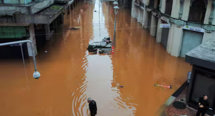 Foto dari 4 Mei 2024 ini menunjukkan pusat kota yang banjir setelah orang-orang dievakuasi di Porto Alegre, di Rio Grande do Sul /Reuters