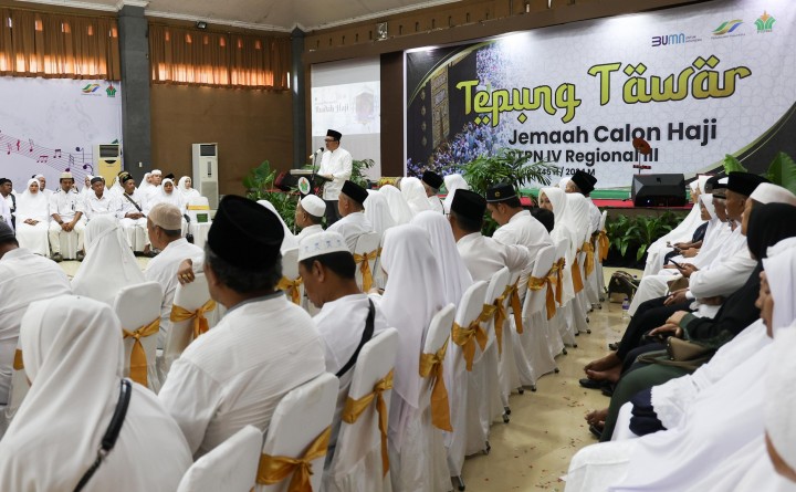 Region Head PTPN IV Regional III Rudianto saat memberikan sambutan dalam kegiatan Tepung Tawar Jemaah Calon Haji PTPN IV Regional III di Pekanbaru, Riau