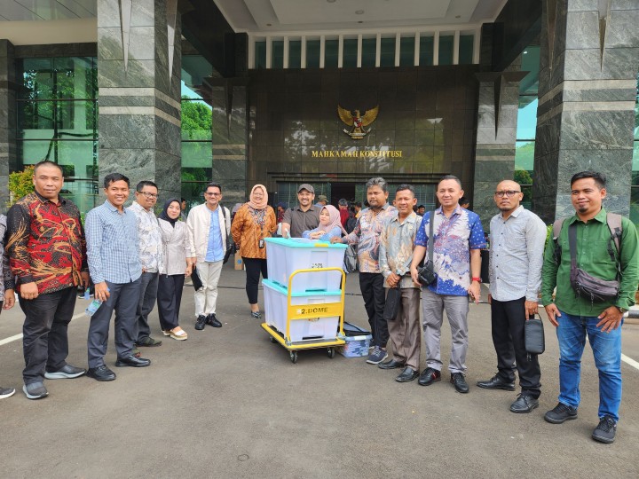 Siap Hadapi Sidang PHPU, Bawaslu Riau Serahkan Berkas Keterangan dan Alat Bukti Ke MK