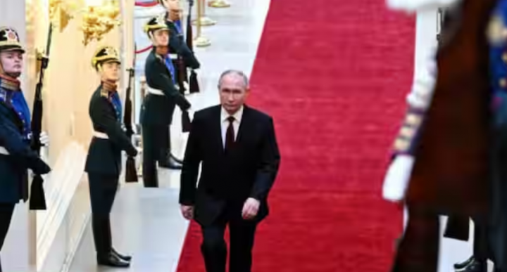 Dalam foto kolam renang yang didistribusikan oleh badan negara Rusia Sputnik ini, presiden terpilih Rusia Vladimir Putin berjalan sebelum upacara pelantikannya di Kremlin di Moskow pada 7 Mei 2024 /AFP
