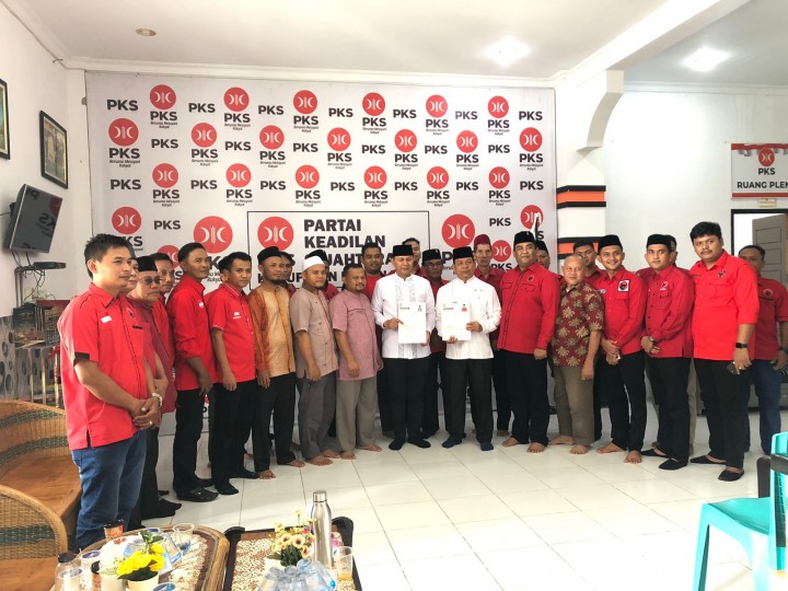 Bertekad Majukan Rohul, Indra Gunawan dan Syafaruddin Poti Kompak Kembalikan Formulir Pendaftaran Calon Bupati dan wakil bupati ke PKS dan PDI-P 