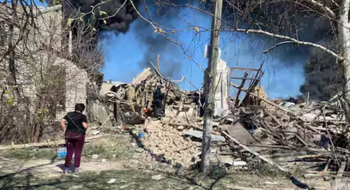 Tim penyelamat dan polisi bekerja di lokasi bangunan tempat tinggal yang hancur selama serangan udara Rusia di desa Lyptsi, wilayah Kharkiv, Ukraina 10 April 2024 /Reuters