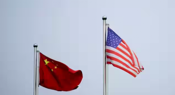Bendera China dan AS berkibar di luar gedung perusahaan di Shanghai /Reuters