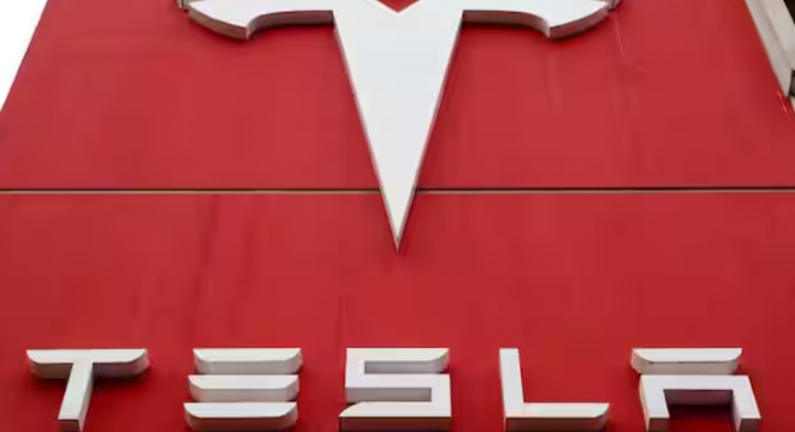 Logo produsen mobil Tesla /Reuters