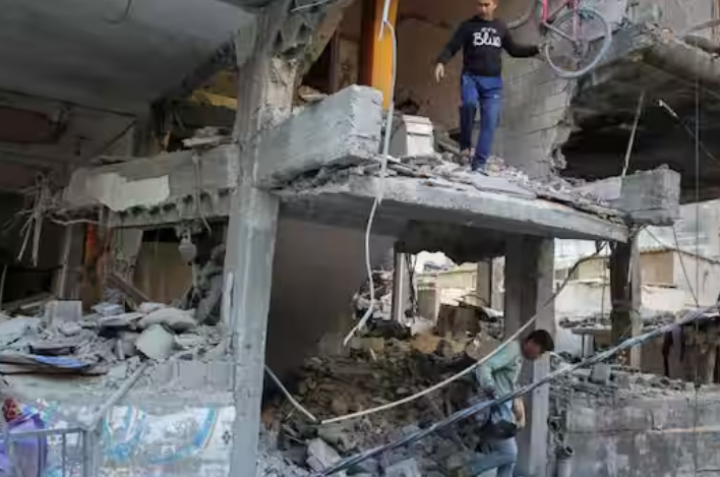 Warga Palestina berjalan ketika mereka meninggalkan sebuah rumah yang terkena serangan Israel, di tengah konflik yang sedang berlangsung antara Israel dan kelompok Islam Palestina Hamas, di Rafah, di Jalur Gaza selatan 9 Mei 2024 /Reuters