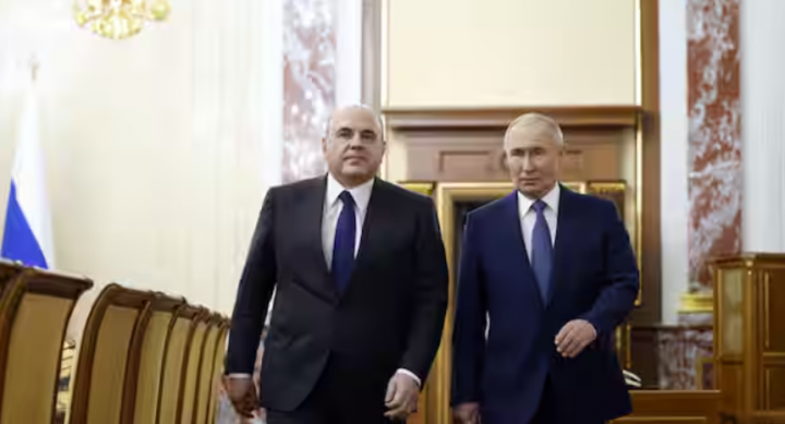 Foto dari 6 Mei 2024 ini menunjukkan Presiden Rusia Vladimir Putin (kanan) dan Perdana Menteri Mikhail Mishustin (kiri) tiba untuk pertemuan dengan pejabat pemerintah, di Moskow /Reuters