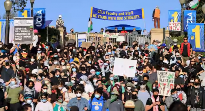 Orang-orang berkumpul di University of California, Los Angeles (UCLA), saat konflik antara Israel dan kelompok Islam Palestina Hamas berlanjut, di Los Angeles, California, AS, 1 Mei 2024 /Reuters