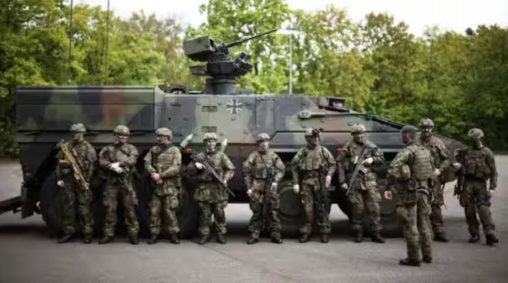 Gambar representatif: Tentara Jerman berdiri di depan kendaraan militer. Menteri Pertahanan Boris Pistorius baru-baru ini menyatakan 'keyakinannya' bahwa Jerman membutuhkan bentuk wajib militer /AFP