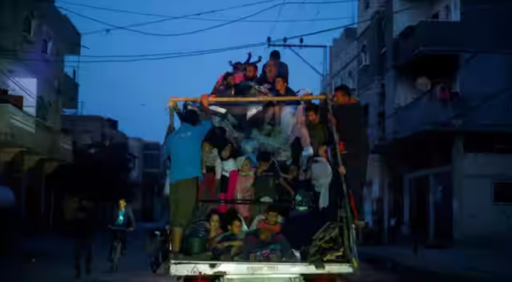 Warga Palestina mengendarai kendaraan saat mereka melarikan diri dari Rafah setelah pasukan Israel melancarkan operasi darat dan udara di bagian timur Kota Gaza selatan, di tengah konflik yang sedang berlangsung antara Israel dan Hamas, di Rafah, di Jalur Gaza selatan 9 Mei 2024 /Reuters