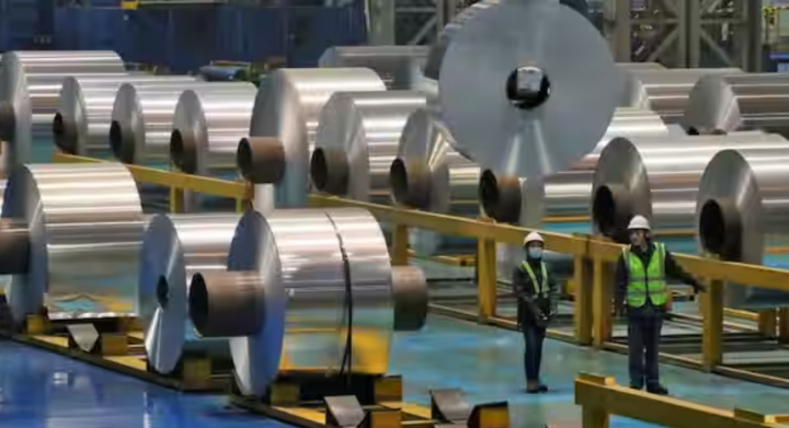 Karyawan bekerja di lini produksi gulungan aluminium di sebuah pabrik di Zouping /Reuters