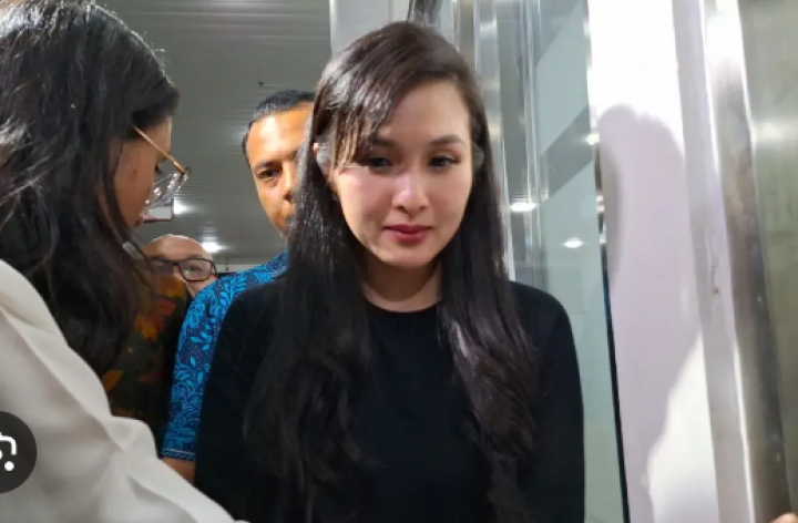 Wajah Murung Sandra Dewi usai Diperiksa 10 Jam di Kejagung, Buntut Korupsi Rp271 T. (X/Foto)