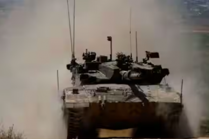 Sebuah tank bermanuver di dekat perbatasan Israel-Gaza, 15 Mei 2024 /Reuters