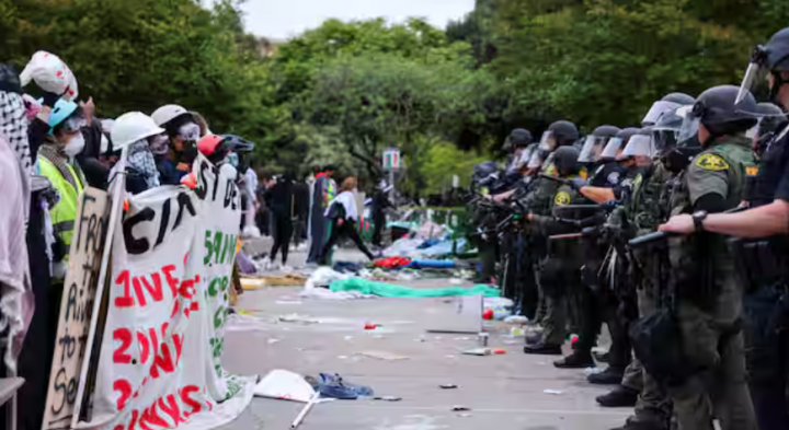 Demonstran berkumpul saat petugas penegak hukum dikerahkan ke University of California, Irvine /Reuters