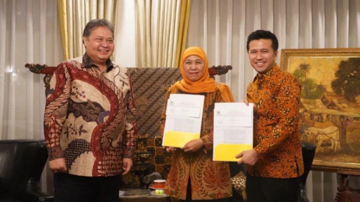 Ketua Umum Partai Golkar Airlangga Hartarto memberikan mandat kepada Khofifah Indar Parawansa dan Emil Dardak menuju Pilkada Jawa Timur 2024. Sumber: viva.co.id
