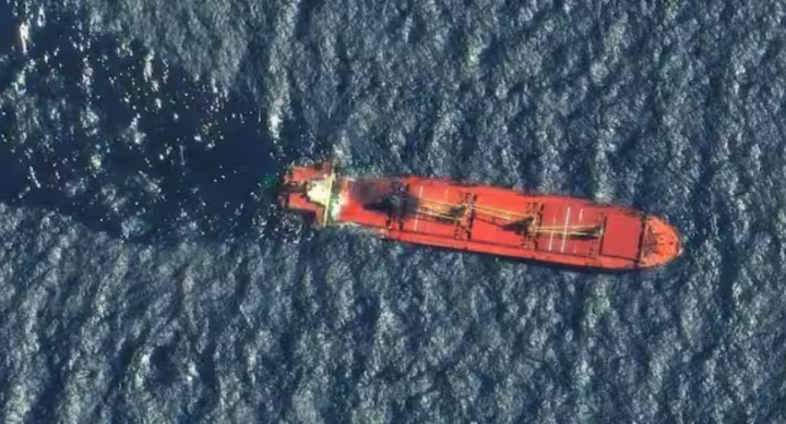 Sebuah citra satelit menunjukkan kapal kargo Rubymar berbendera Belize dan milik Inggris, yang diserang oleh Houthi Yaman, menurut Komando Pusat militer AS, sebelum tenggelam, di Laut Merah, 1 Maret 2024 /Reuters
