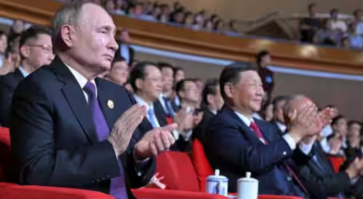 Presiden Rusia Vladimir Putin dan Presiden China Xi Jinping menghadiri konser yang menandai peringatan 75 tahun pembentukan hubungan diplomatik antara Rusia dan China di Beijing pada 16 Mei 2024 /AFP
