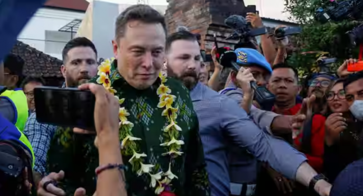 Elon Musk meluncurkan layanan internet Starlink SpaceX di Denpasar, Bali, pada 19 Mei 2024 /Reuters