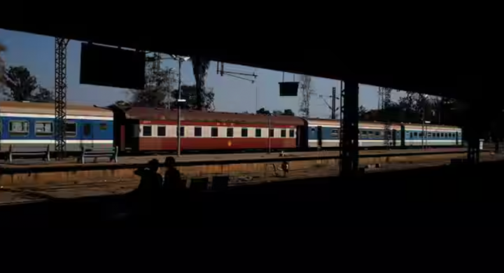 Gerbong kereta diparkir di sebuah stasiun kereta api di Harare, Zimbabwe /Reuters