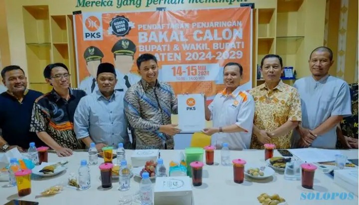 Youtuber Ridwan Hanif mengambil formulir penjaringan calon Bupati Klaten. Sumber: Tribunnews.com
