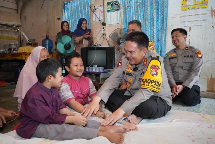 Kapolda Riau Irjen M Iqbal tengah berbincang santai demgan kedua bocah penderita penyakit langka Tulang Kaca.