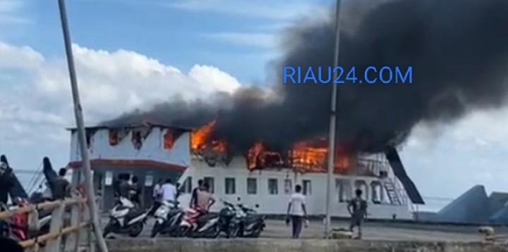 Kapal roro KMP Lestari yang terbakar di pelabuhan BUMD Bengkalis