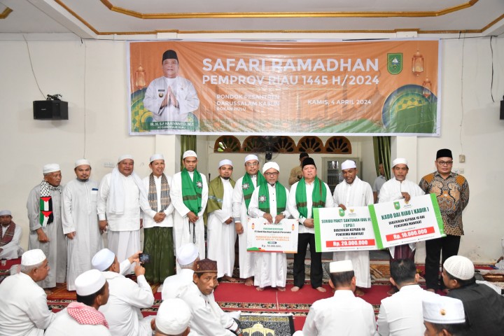Penyerahan CSR BRK Syariah di Masjid Pondok Pesantren Darussalam Kabun