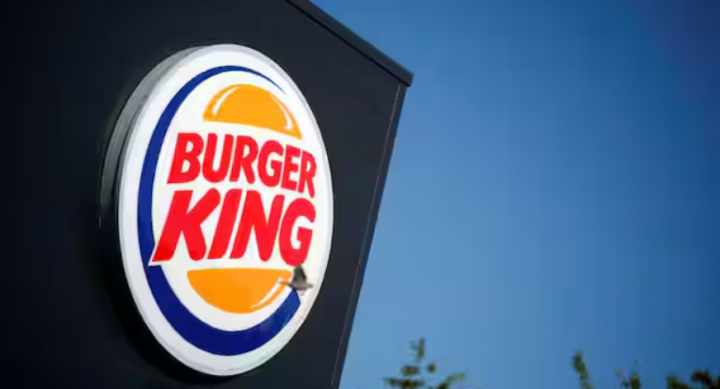 Logo Burger King pada tanda di luar restoran Bretigny-sur-Orge, Prancis /Reuters