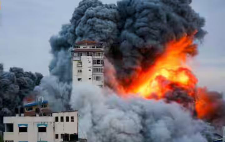 Sebuah bangunan terbakar setelah serangan terhadap Gaza oleh Israel /Reuters