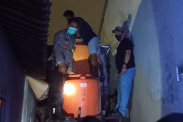 Janggal! Penemuan Mayat Pria Membusuk dalam Toren Air Diusut Polisi. (X/@baperanewscom)