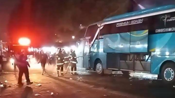 Bus pariwisata terbakar