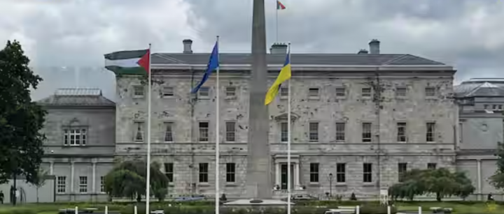 Bendera Palestina (kiri) berkibar di samping bendera Uni Eropa dan Ukraina di luar Leinster House di Dublin pada 28 Mei 2024 untuk menandai pengakuan Irlandia atas negara Palestina /AFP