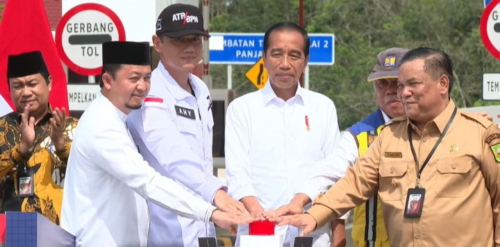 Presiden Jokowi Resmikan Jalan Tol Pekanbaru-Padang Seksi Bangkinang-Koto Kampar dan IJD di Riau