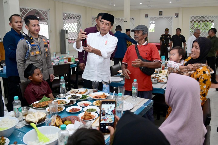 Presiden Jokowi ajak warga makan siang usai Salat Jumat 