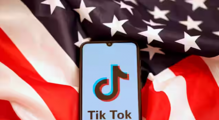 Logo TikTok ditampilkan di smartphone di atas bendera AS /Reuters