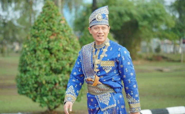 Menterti ATR AHY Ikut Pakai Baju Adat Melayu Pekanbaru di Harla Pancasila. (Tangkapan Layar Instagram @agusyudhoyono)