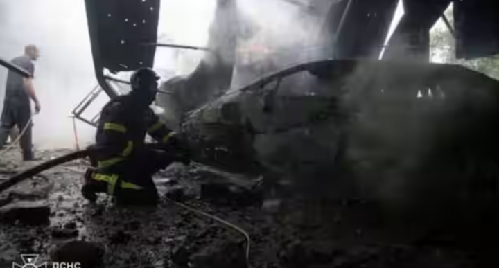 Foto selebaran ini diambil dan dirilis oleh layanan pers Layanan Darurat Negara Ukraina pada 31 Mei 2024, menunjukkan seorang karyawan Layanan Darurat Negara Ukraina memadamkan api di sebuah stasiun layanan mobil setelah serangan rudal di Kyiv, pada 31 Mei 2024, di tengah invasi Rusia di Ukraina /AF