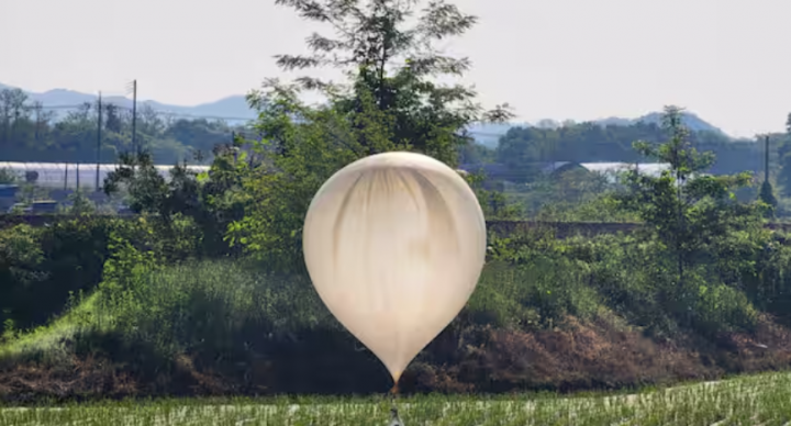 Foto-foto yang dirilis oleh militer Korea Selatan menunjukkan balon yang mengembang dengan kantong plastik terikat padanya /Reuters