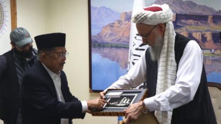 Ketua Umum Dewan Masjid Indonesia (DMI) Jusuf Kalla (JK) saat berkunjung ke Kabul, Afghanistan, Minggu (2/6).(Dok DMI)