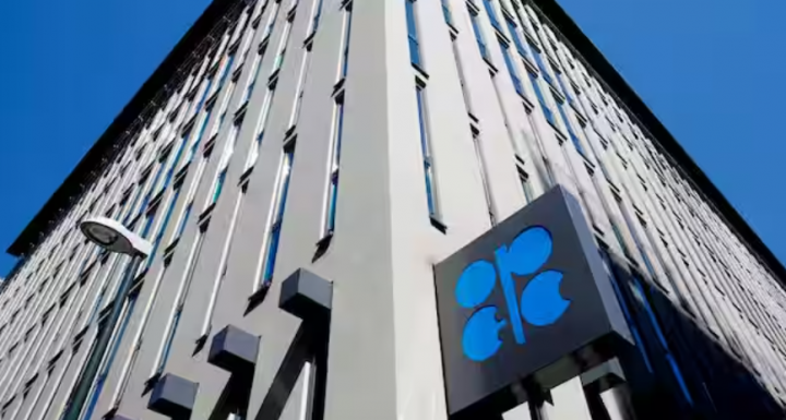 Logo OPEC terlihat di luar kantor pusatnya di Wina di Austria /Reuters