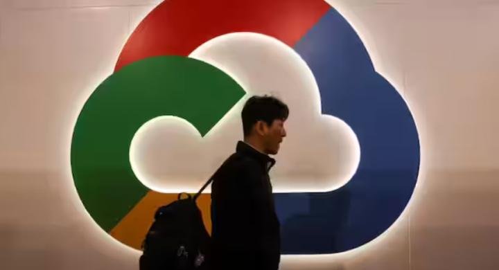 Seseorang berjalan di dekat logo Google Cloud di MWC di Barcelona /Reuters