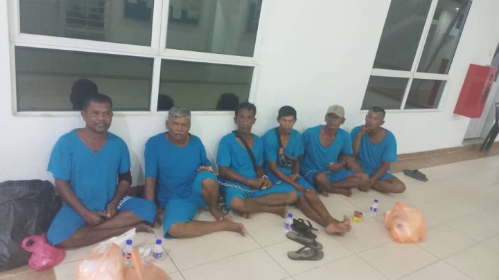 Enam orang warga Nelayan asal Desa Muntai yang ditahan oleh petugas Marine malaysia