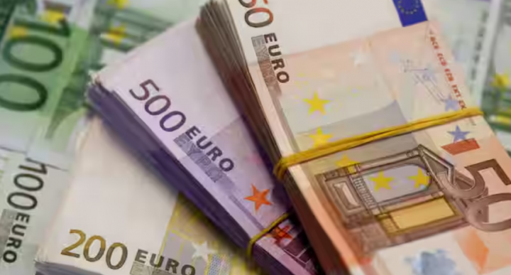 Ilustrasi menunjukkan uang kertas Euro di Zenica /Reuters