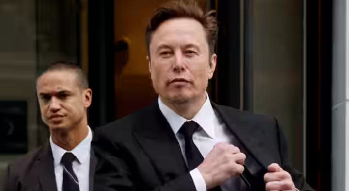 CEO Tesla Elon Musk dan detail keamanannya meninggalkan kantor lokal perusahaan di Washington, AS /Reuters