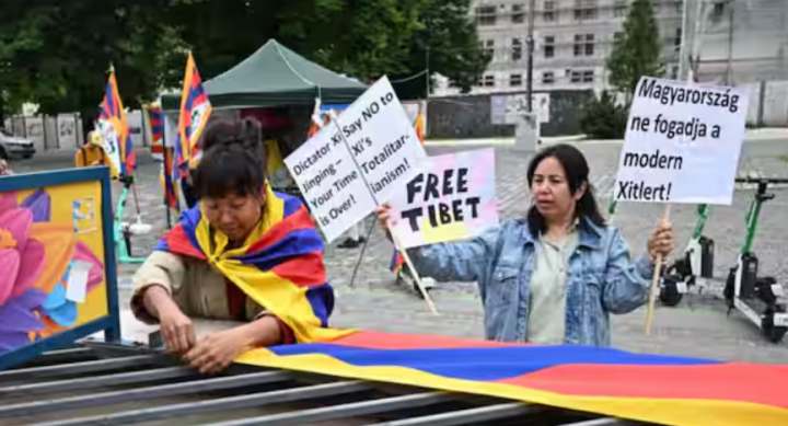 Aktivis dan pendukung Tibet bersiap untuk protes tiga hari di Budapest tengah, Hongaria pada 8 Mei 2024, sebelum kunjungan Presiden Tiongkok. Presiden China Xi Jinping melakukan kunjungan resmi tiga hari ke Budapest mulai malam 8 Mei 2024 /AFP