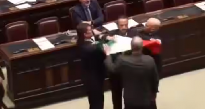 Tangkapan layar video viral anggota parlemen Italia saling bertarung /net