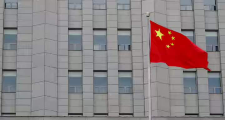 Gambar menunjukkan bendera nasional China berkibar di luar pengadilan di Beijing, China /Reuters